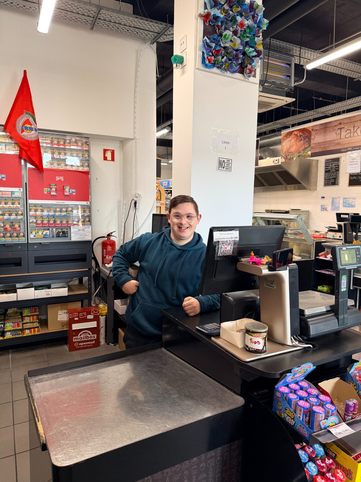 Монро за касою у супермаркеті Spar